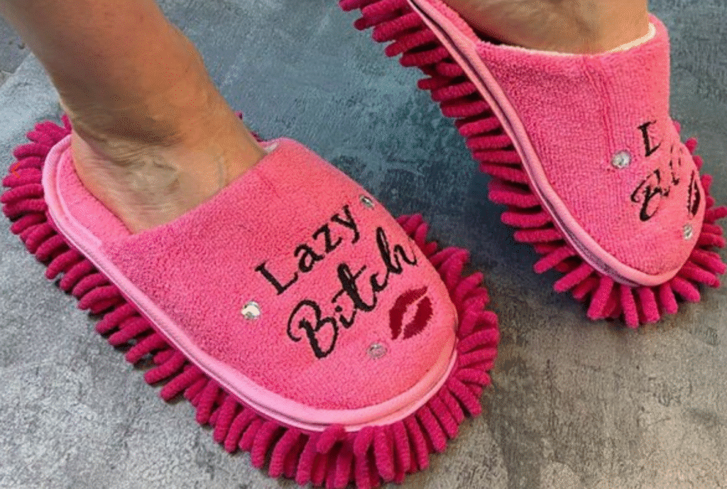 Kapcie z mopem na prezent dla kobiety